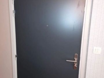 Remplacement d'une porte palière d'appartement après intervention des pompiers. 
https://www.entreprise-le-gac.fr/