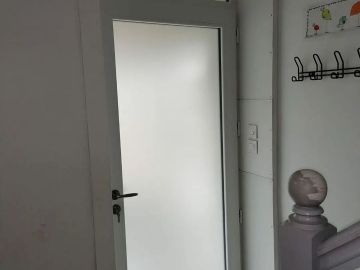 Pose d'une porte d'entrée vitrée.
https://www.entreprise-le-gac.fr/