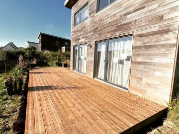 Fabrication d'une belle terrasse bois sous ce beau soleil breton !https://www.entreprise-le-gac.fr/