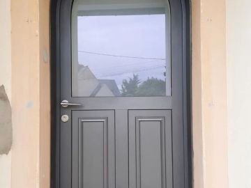 Installation de porte d'entrée cintrée de chez Méo, aluminium extérieur,  bois intérieur.