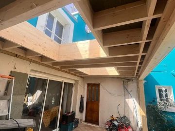 Extension en ossature bois en cours de réalisation. 
Prochainement :
Pose de fenêtre 
Pose isolation et plaques de plâtre 
Menuiserie intérieure- parquet....