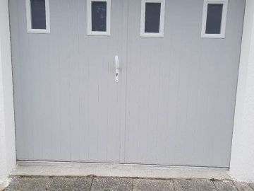 Installation d'une porte de garage. 

https://www.entreprise-le-gac.fr/