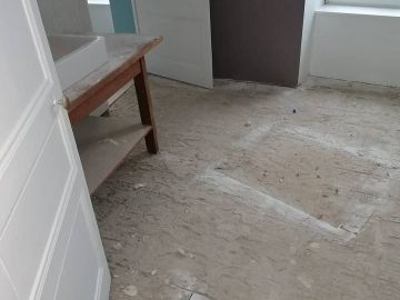AVANT/APRÈS 
dans une salle de bain, 
Pose de sol type livyn pvc collé sur ragréage fibré

https://www.entreprise-le-gac.fr/

#renovationbrest