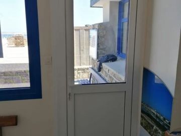 Cap sur Molène !
À la capitainerie de l'île, 
Installation d'une porte k-line aluminium blanc. 

Site internet :
https://www.entreprise-le-gac.fr/
