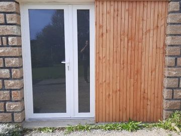 Modification d'un accès porte de garage,  installation d'une porte,  et installation d'un bardage bois, type Douglas,  faux clair voie.