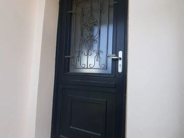Installation d'une belle porte d'entrée