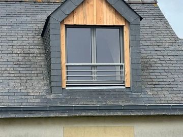 Installation d'une fenêtre dans une lucarne,  habillages périphériques extérieurs en bardage Douglas brut de sciage,  réalisation d'un garde corps métallique...