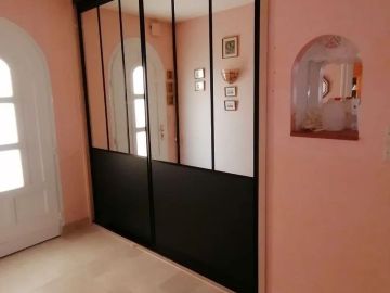 Installation de porte de placard miroire type atelier. 
- dépose des anciennes portes battantes 
- multiples reprises de plâtres 
- aménagement / rangement...