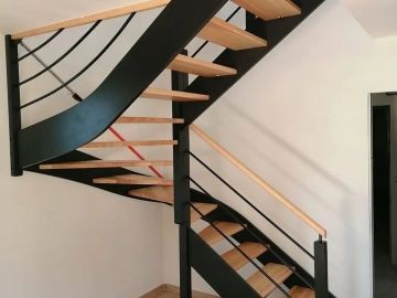 Installation d'un escalier en frêne Olivier , limon teinté noir.
Sur ce chantier de maison neuve, nous avons réalisés également le placo.