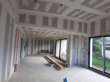 Isolation/plaques de plâtre dans une maison neuve. 
Prochainement après le carrelage,  nous installerons l'escalier .

https://www.entreprise-le-gac.fr/