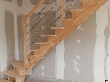 Escalier Hévéa double crémaillère sans contre marche. 
https://www.entreprise-le-gac.fr/