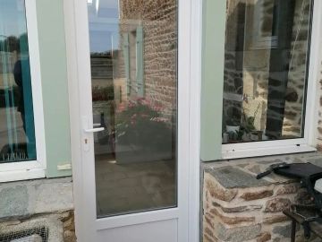 Replacement d'une porte d'entrée vitrée.
https://www.entreprise-le-gac.fr/