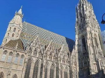Pour notre déplacement en Autriche pour la visite d'une usine de parquet : Weitzer Parkett,  nous avons profité de visiter Vienne. 
Magnifique ville !!...