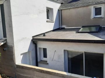 LOCMARIA PLOUZANÉ : Installations de fenêtres -  portes d'entrée sur deux logements .