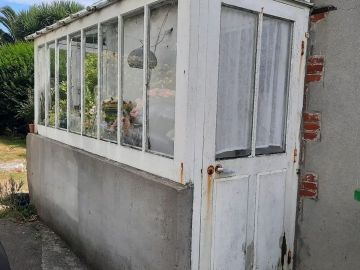 AVANT/ APRÈS :Remplacement à l'identique d'une petite véranda en bois . Remplacement en bois également. 

https://www.entreprise-le-gac.fr/