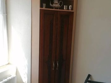 Création d'un meuble d'angle,  à la demande du client,  avec adaptation de porte ancienne fournie par les clients